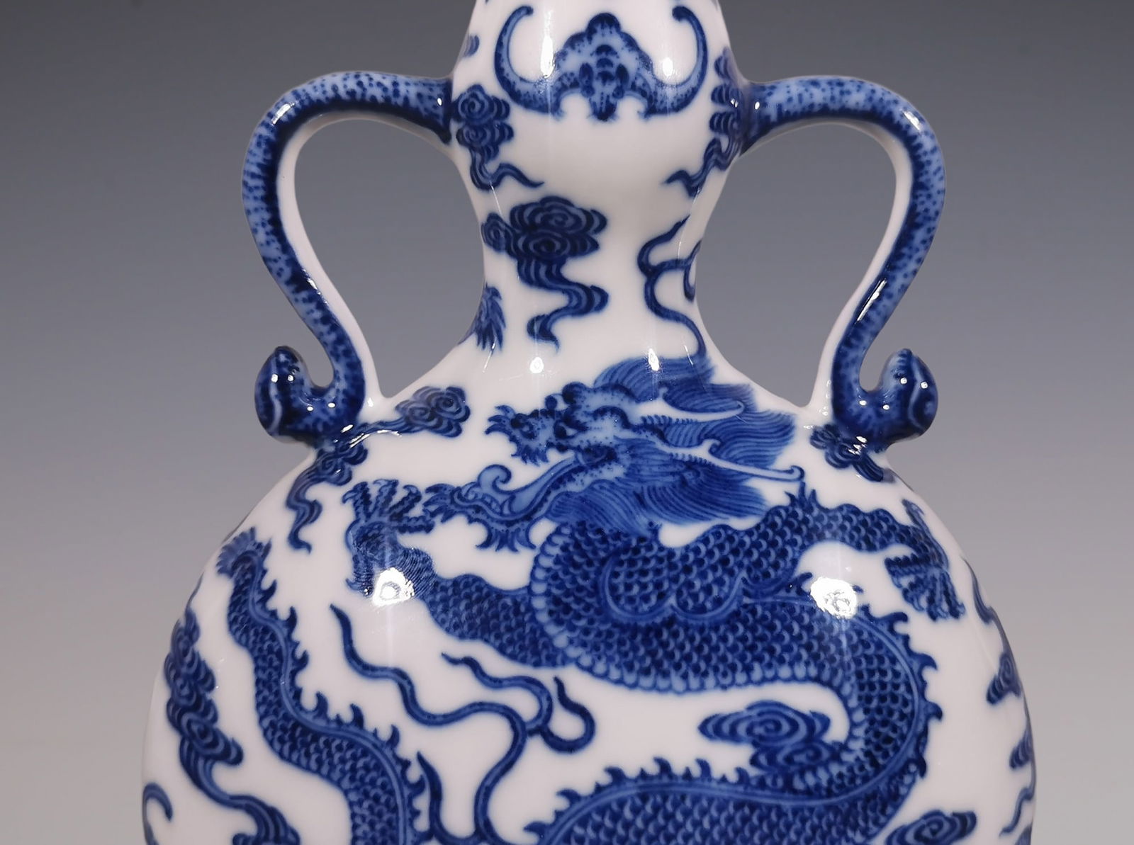 An Exquisite Blue and White Seawater Pattern Dragon Pattern Double-Ears Vase - 3