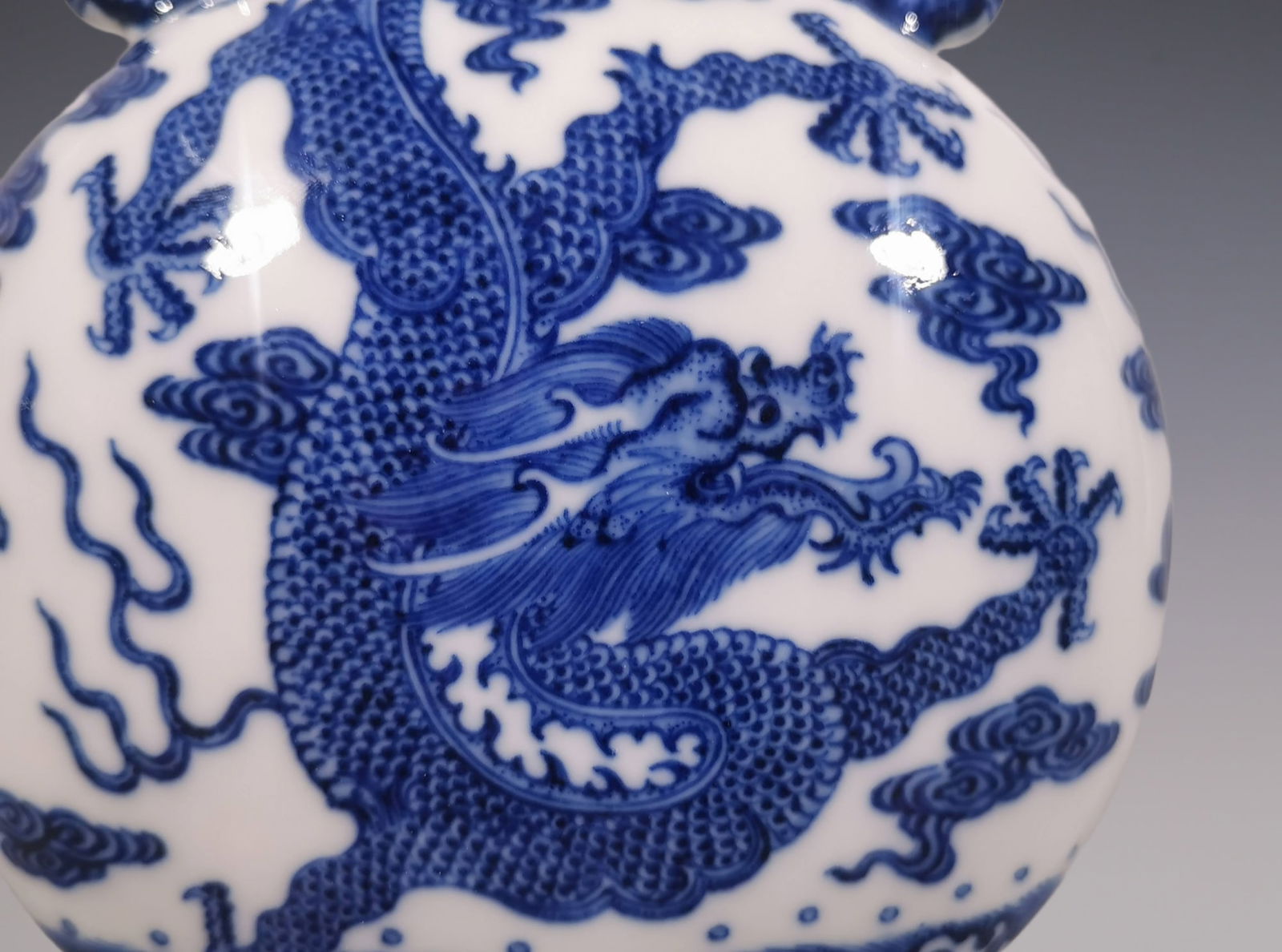 An Exquisite Blue and White Seawater Pattern Dragon Pattern Double-Ears Vase - 7