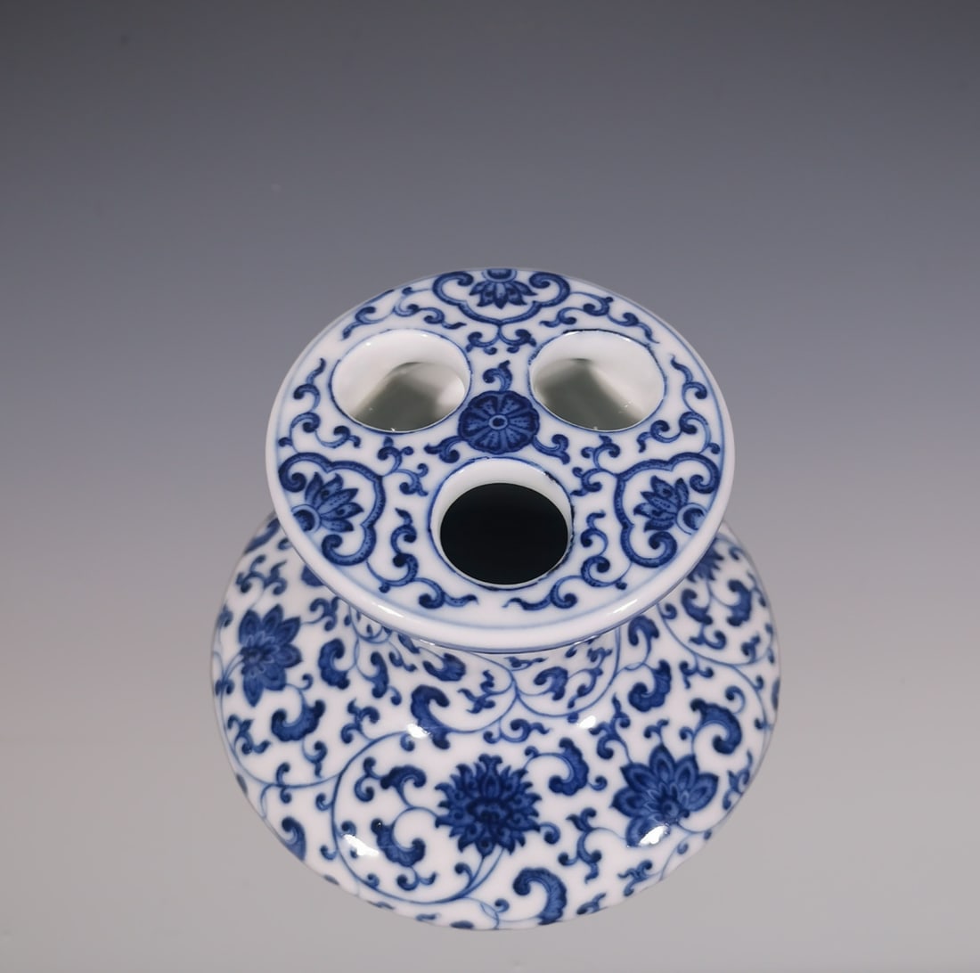 An Exquisite Blue and White Lotus Pattern Vase - 3
