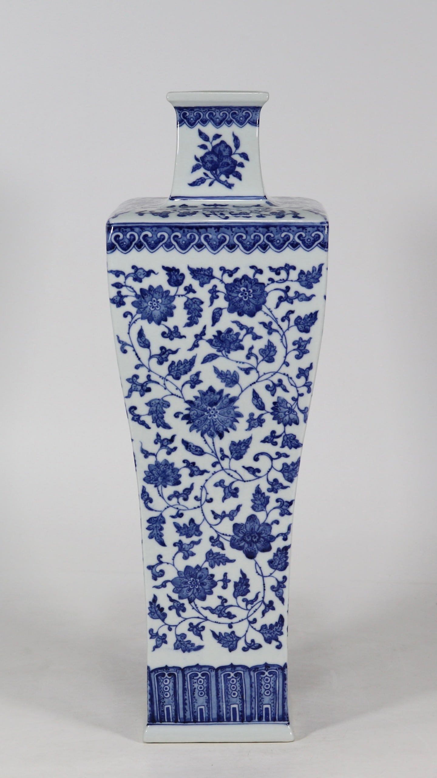 An Exquisite Blue and White Lotus Pattern Vase - 3