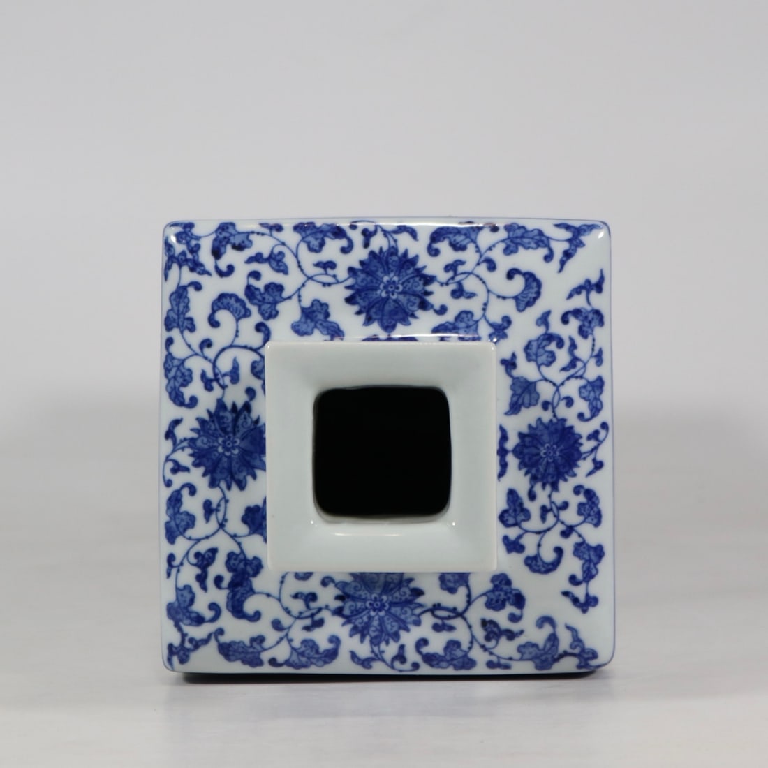 An Exquisite Blue and White Lotus Pattern Vase - 4