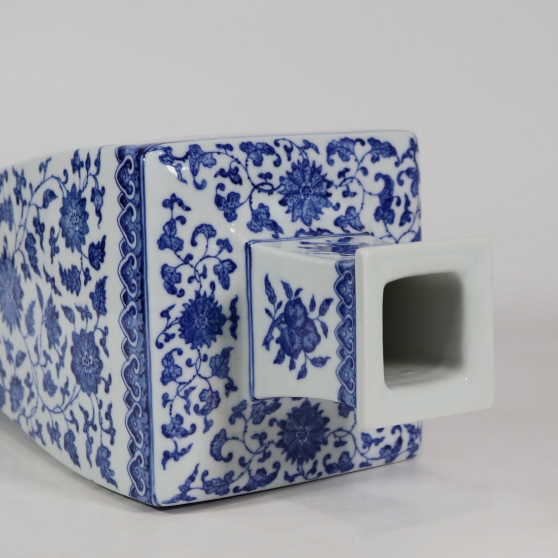 An Exquisite Blue and White Lotus Pattern Vase - 5