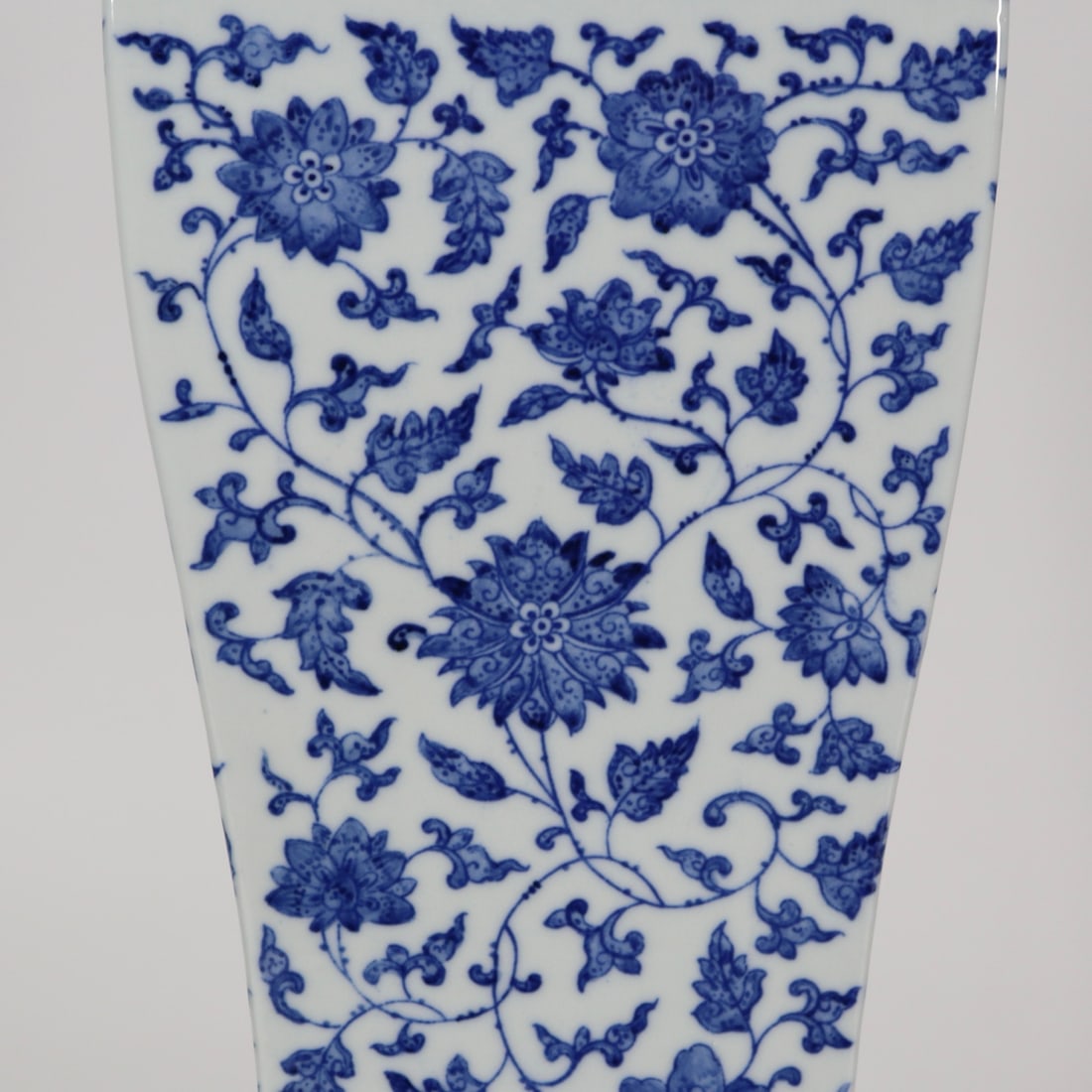 An Exquisite Blue and White Lotus Pattern Vase - 7