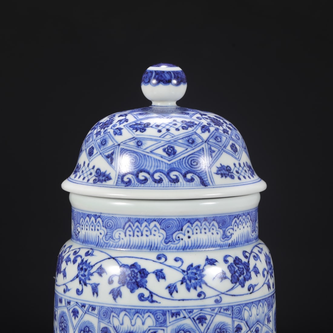 An Exquisite Blue and White Lotus Pattern Jar - 3