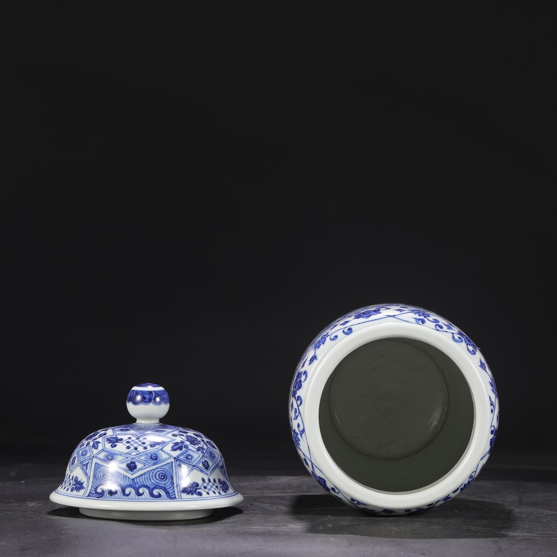 An Exquisite Blue and White Lotus Pattern Jar - 5