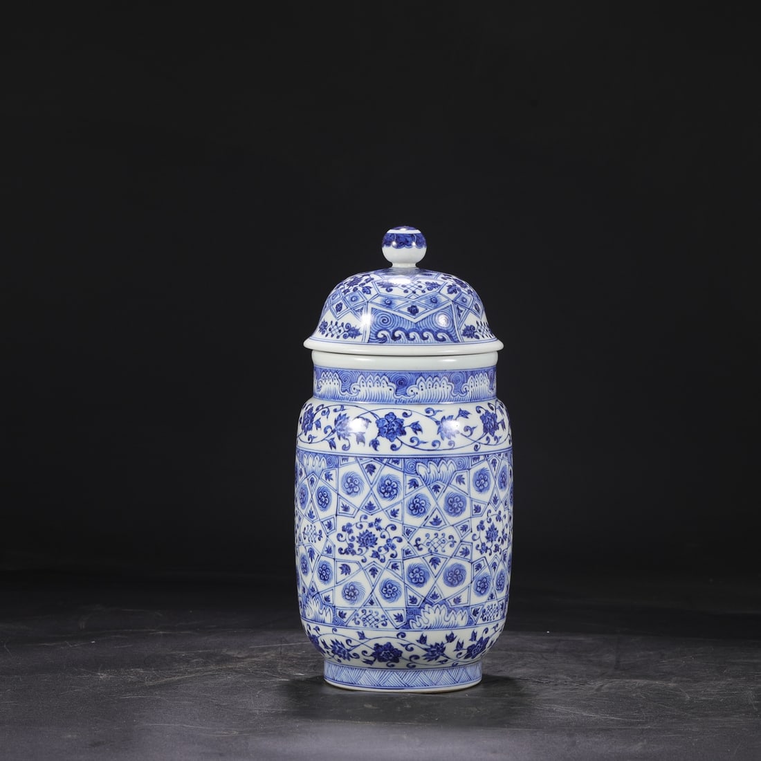 An Exquisite Blue and White Lotus Pattern Jar - 7