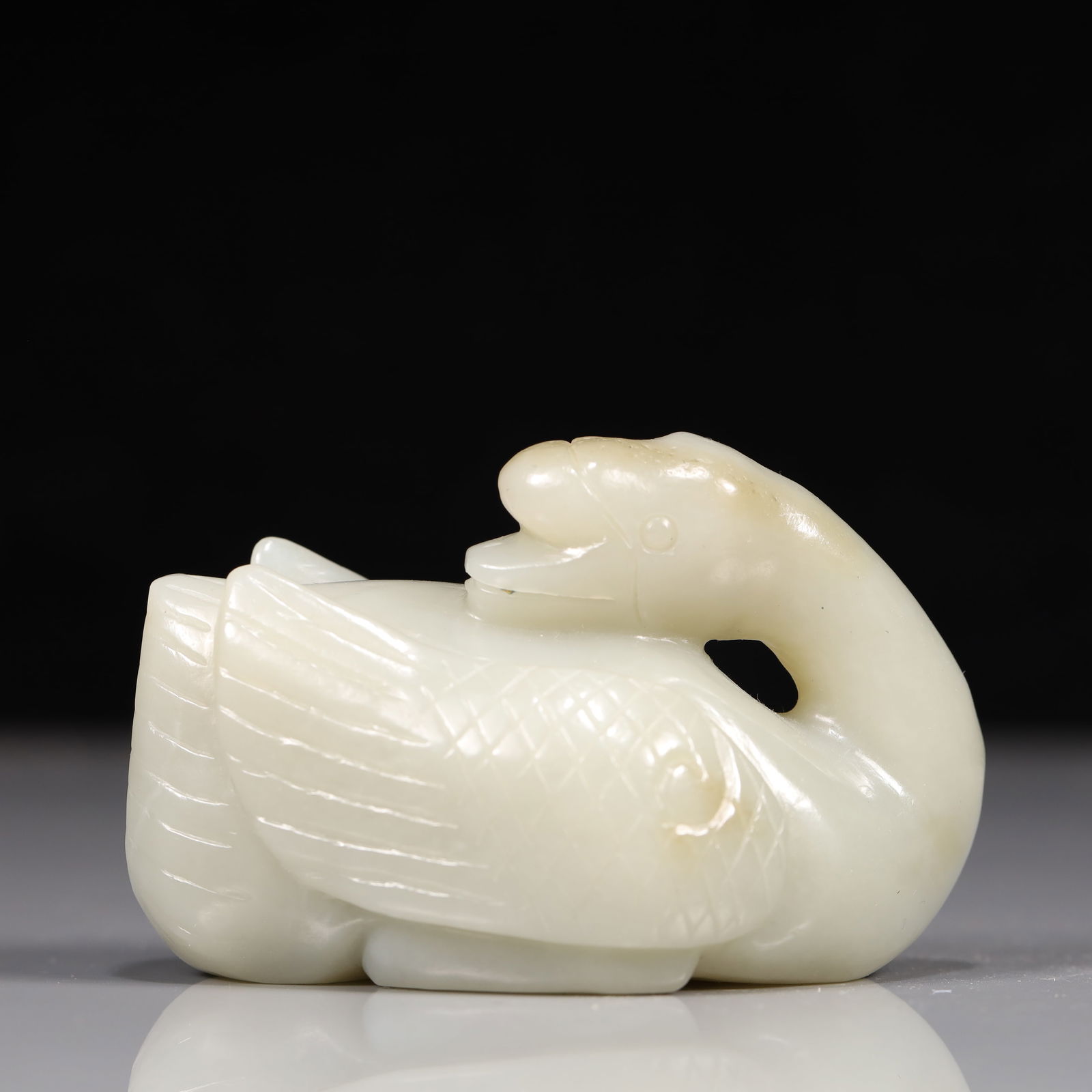 A Exquisite White Jade Goose Ornament: A Exquisite White Jade Goose Ornament Qing Dynasty, China Size:9cmx5cmx6cm Weight:350g (The Dimensions Of All Batches Are Manually Measured.If You Need More Detailed Information, Please Contact Our
