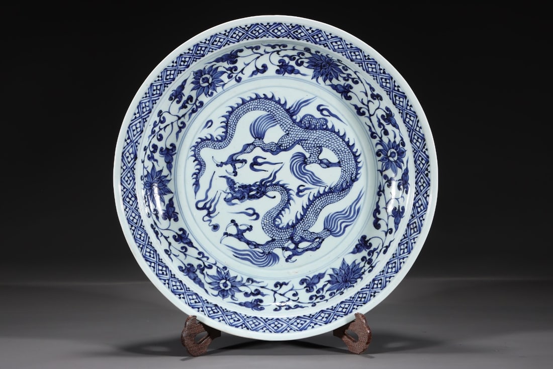 An Exquisite Blue and White Lotus Pattern Dragon Pattern Plate - 2