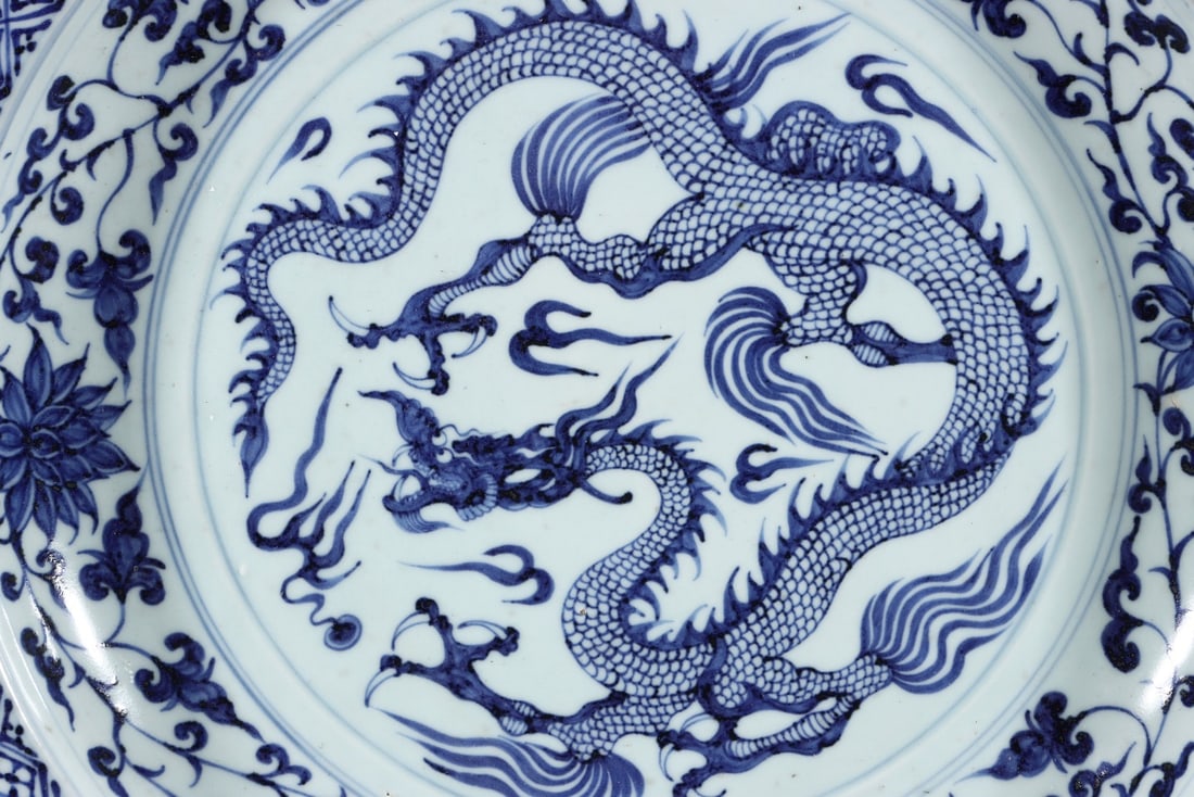An Exquisite Blue and White Lotus Pattern Dragon Pattern Plate - 3