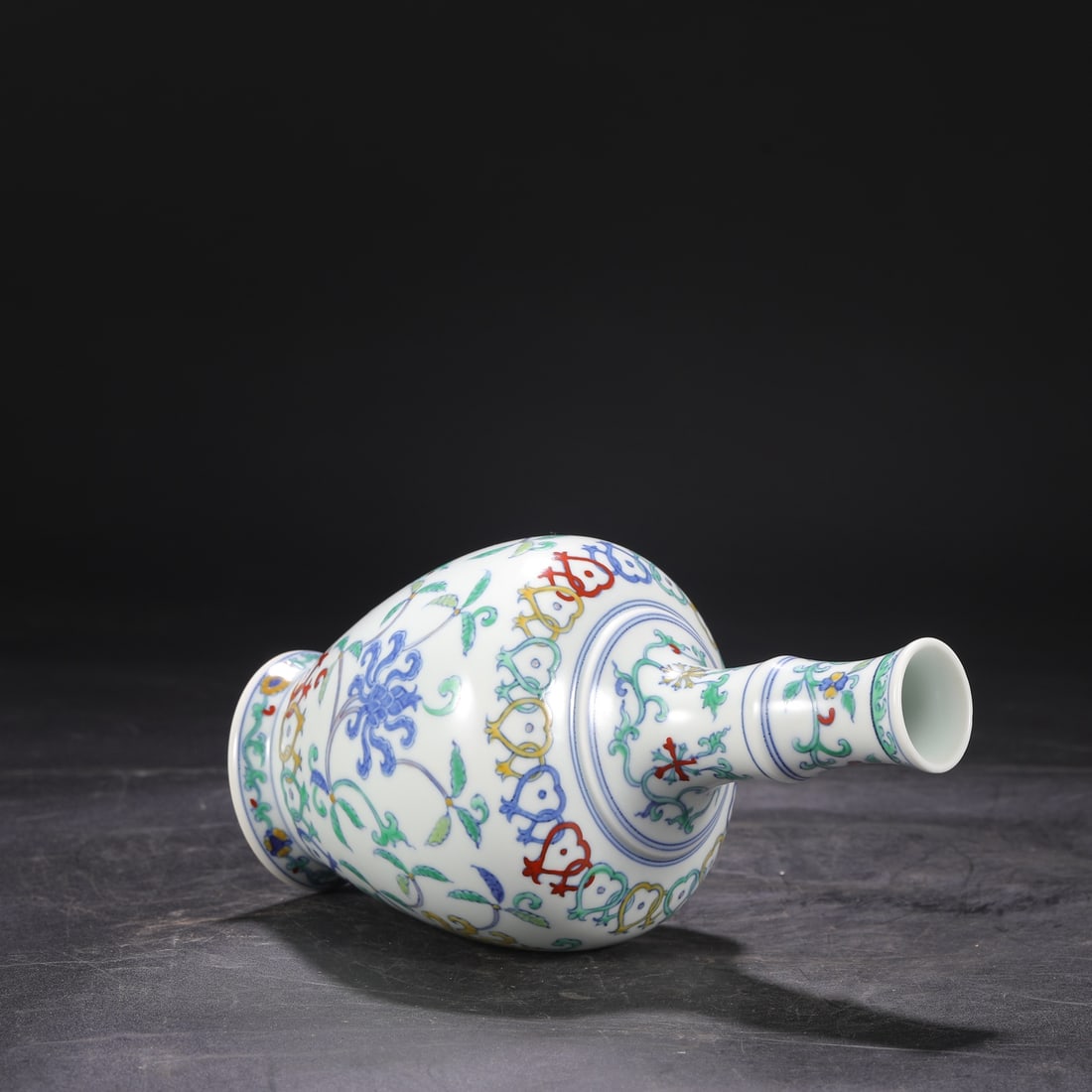 An Exquisite Doucai Lotus Pattern Vase - 6