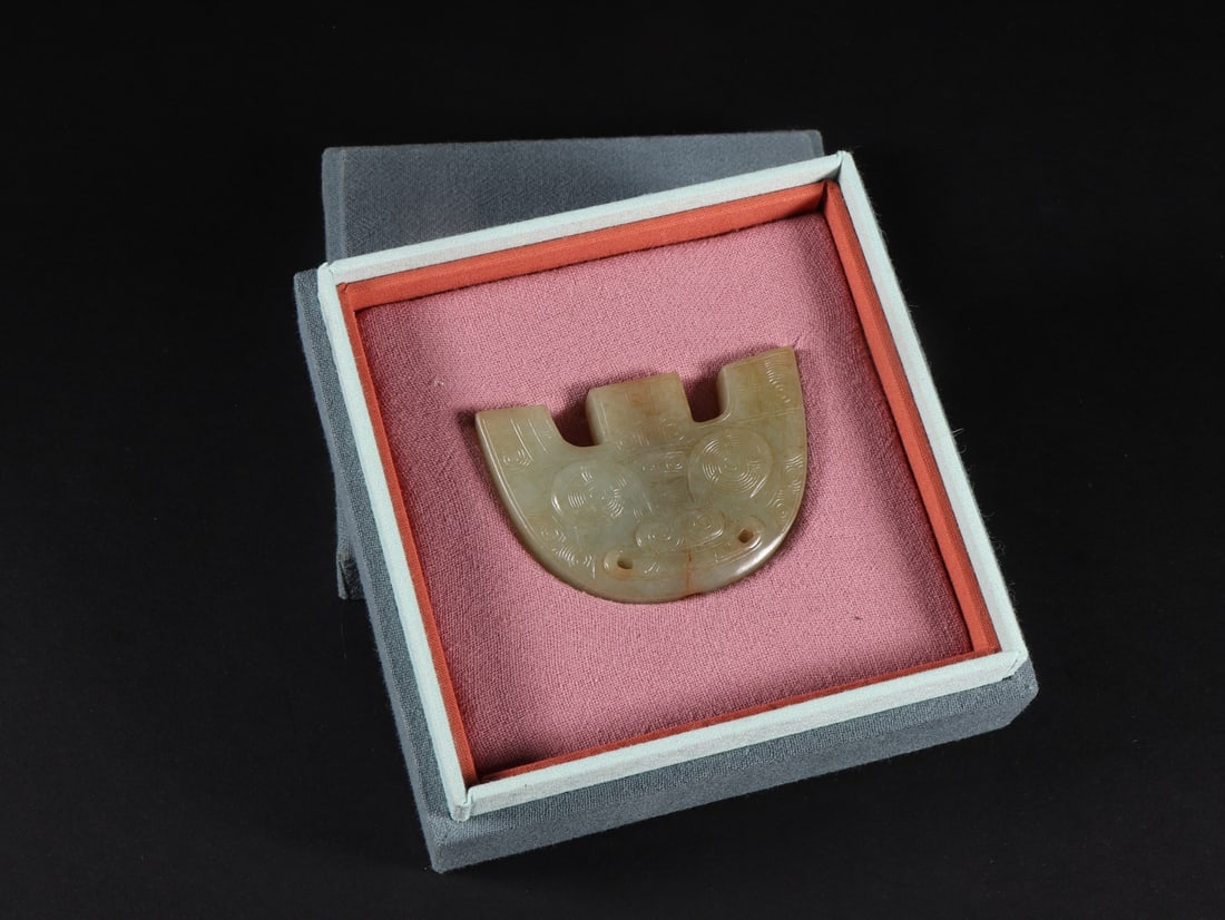An Exquisite White Jade Beast-Face Pattern Ornament: An Exquisite White Jade Beast-Face Pattern Ornament Han Dynasty, China Size:6.1cmx4.1cmx1.2cm Weight:53g (The Dimensions Of All Batches Are Manually Measured.If You Need More Detailed Information,