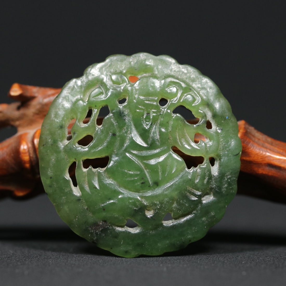 An Exquisite Jasper Figure Pattern Ornament: An Exquisite Jasper Figure Pattern Ornament Qing Dynasty, China Size:3.5cmx0.4cm Weight:3.8g (The Dimensions Of All Batches Are Manually Measured.If You Need More Detailed Information, Please