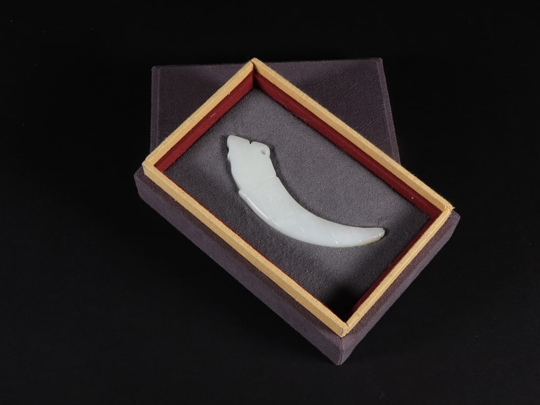 An Exquisite White Jade Ornament: An Exquisite White Jade Ornament Qing Dynasty, China Size:8.2cmx2cmx0.8cm Weight:25g (The Dimensions Of All Batches Are Manually Measured.If You Need More Detailed Information, Please Contact Our