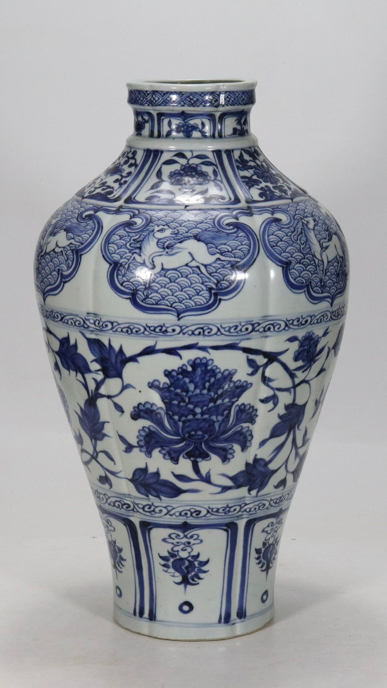 An Exquisite Blue and White Lotus Pattern Vase - 2
