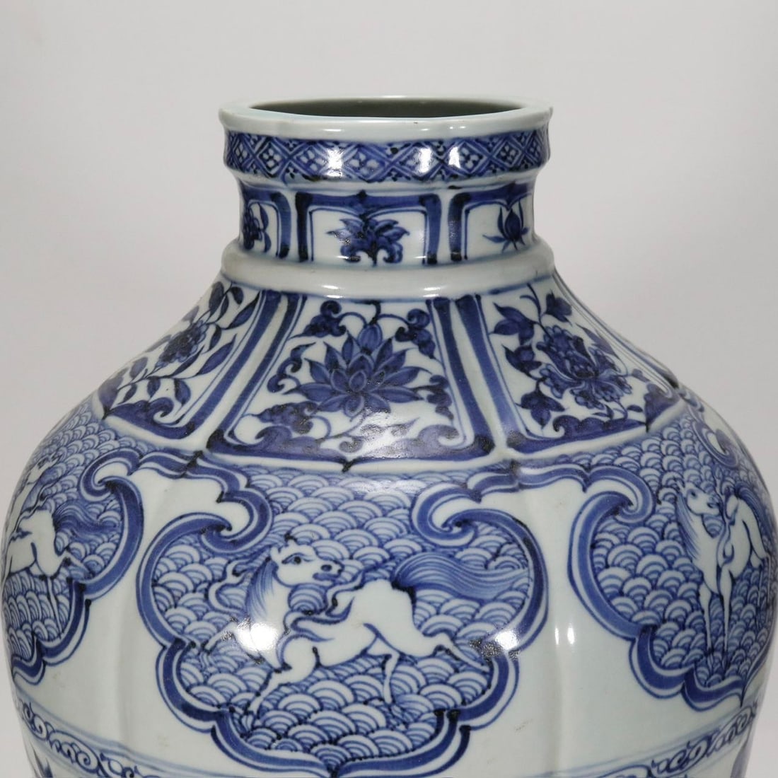 An Exquisite Blue and White Lotus Pattern Vase - 5