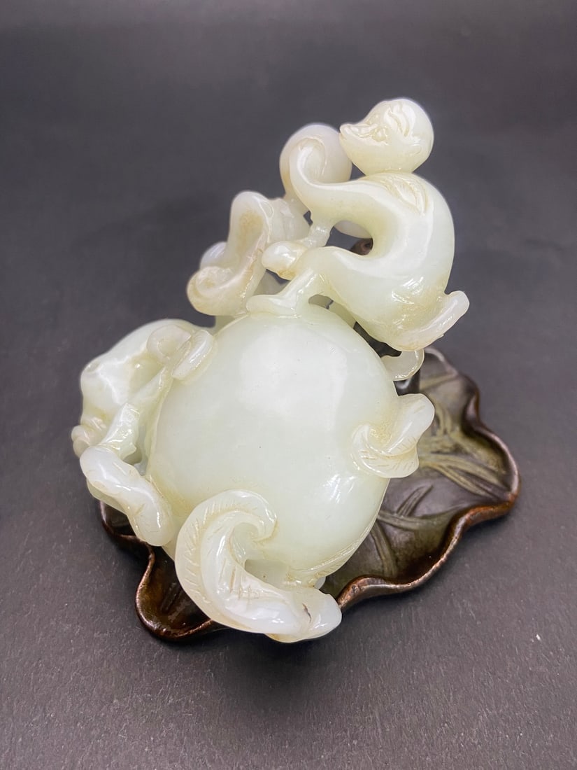 An Exquisite White Jade Bats and Peach Pattern Monkey Pattern Hand Piece - 3
