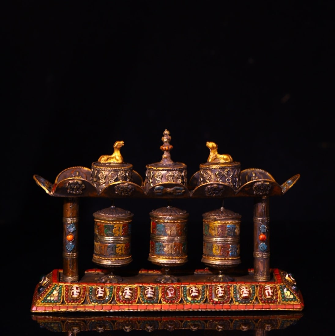 An Exquisite Bronze Inlaid Gems Ornament (1 of 9)