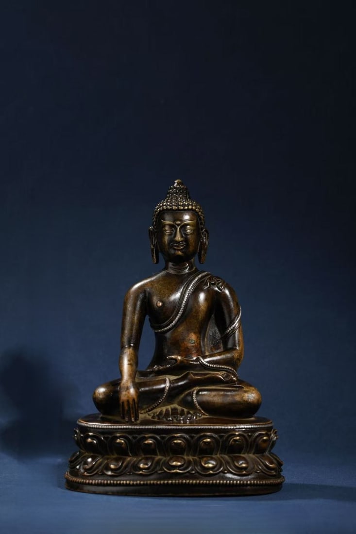 An Exquisite Bronze Statue of Sakyamuni: An Exquisite Bronze Statue of Sakyamuni Qing Dynasty, China Size:15.5cmx11cm (The Dimensions Of All Batches Are Manually Measured.If You Need More Detailed Information, Please Contact Our Customer
