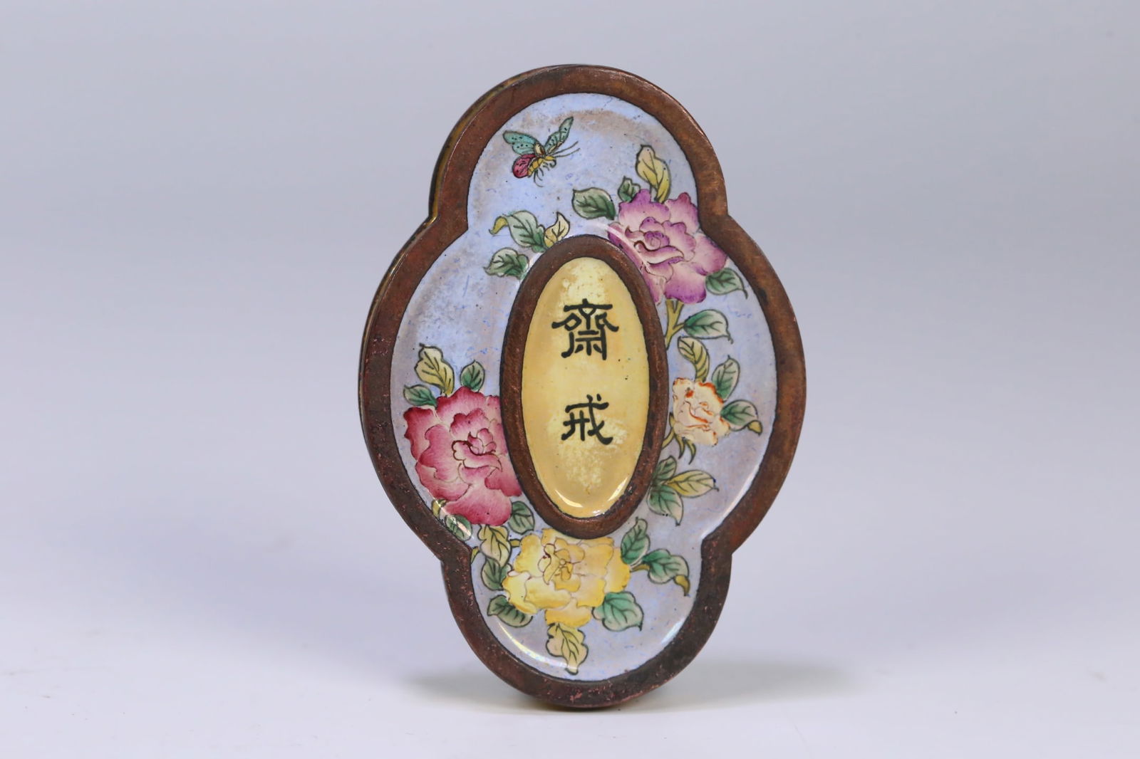 An Exquisite Cloisonne Flower Pattern Brand: An Exquisite Cloisonne Flower Pattern Brand Qing Dynasty, China Size:7.3cmx5.1cmx0.9cm Weight:100g (The Dimensions Of All Batches Are Manually Measured.If You Need More Detailed Information, Please