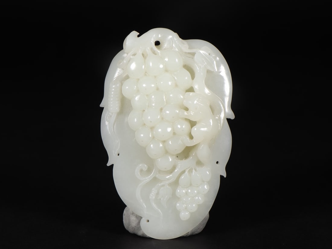 An Exquisite White Jade Squirrel and Grapes Pattern Ornament: An Exquisite White Jade Squirrel and Grapes Pattern Ornament Qing Dynasty, China Size:10.6cmx6.8cmx2.5cm Weight:161g (The Dimensions Of All Batches Are Manually Measured.If You Need More Detailed