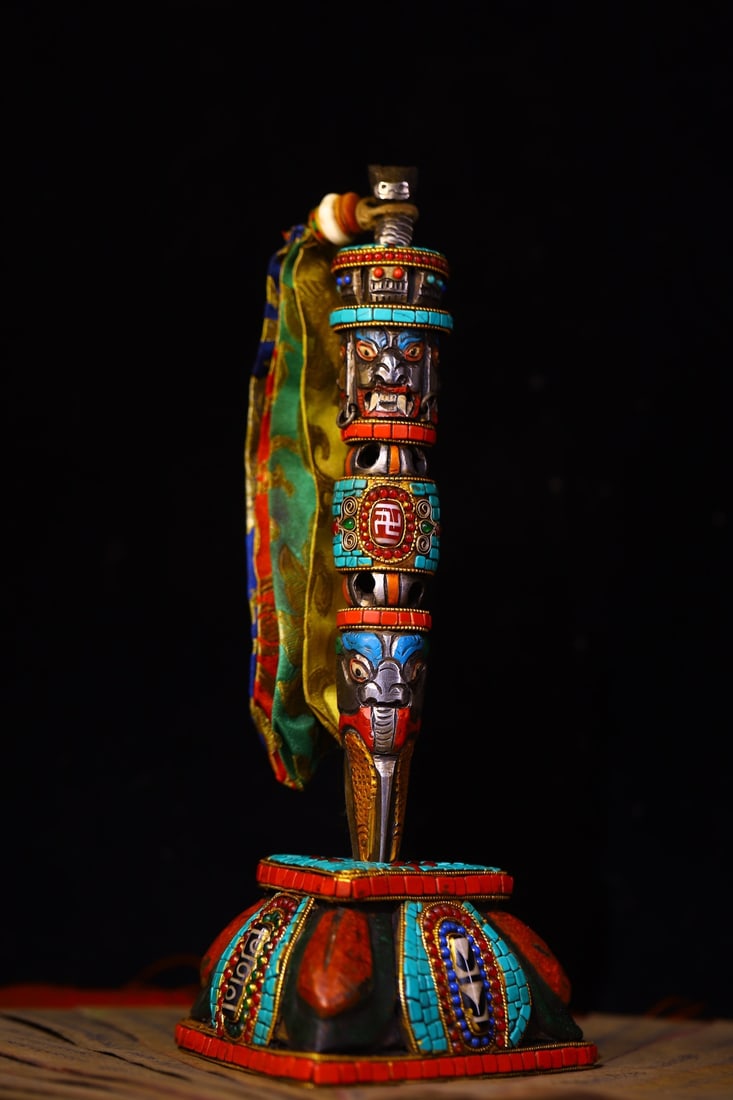 An Exquisite Iron Inlaid Gems Painted Color Vajry Pestle: An Exquisite Iron Inlaid Gems Painted Color Vajry Pestle Qing Dynasty, China Size:29cmx14cm Weight:1200g (The Dimensions Of All Batches Are Manually Measured.If You Need More Detailed Information,