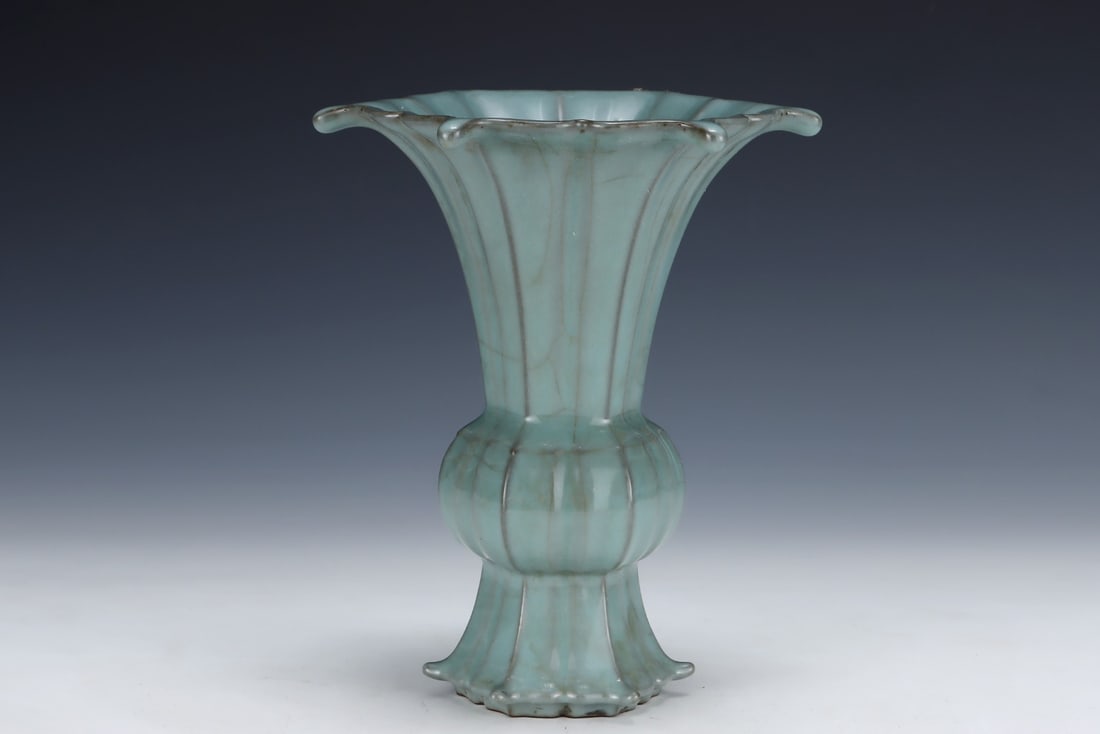 An Exquisite Guan yao Vase - 4