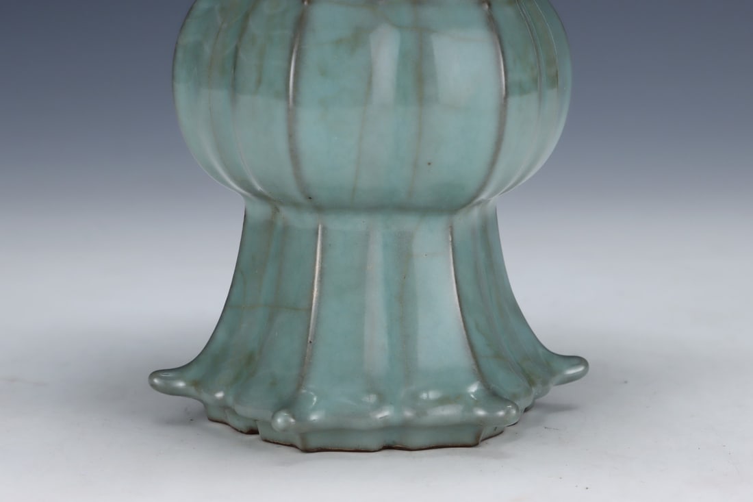 An Exquisite Guan yao Vase - 6
