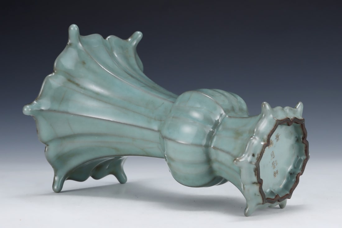 An Exquisite Guan yao Vase - 8