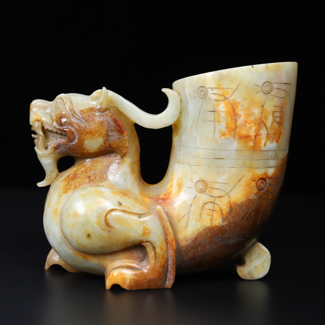 An Exquisite White Jade Dragon-Shaped Cup: An Exquisite White Jade Dragon-Shaped Cup Han Dynasty, China Size:15cmx18.5cmx8.5cm Weight:2.29kg (The Dimensions Of All Batches Are Manually Measured.If You Need More Detailed Information, Please