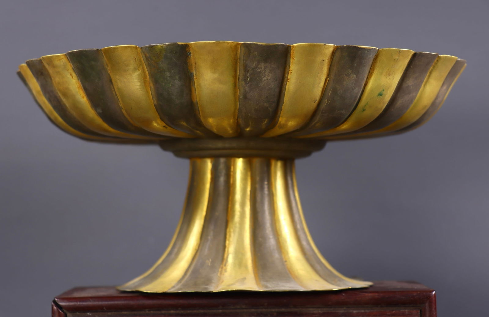 An Exquisite Gilt Bronze Phoenix Pattern Plate (1 of 9)