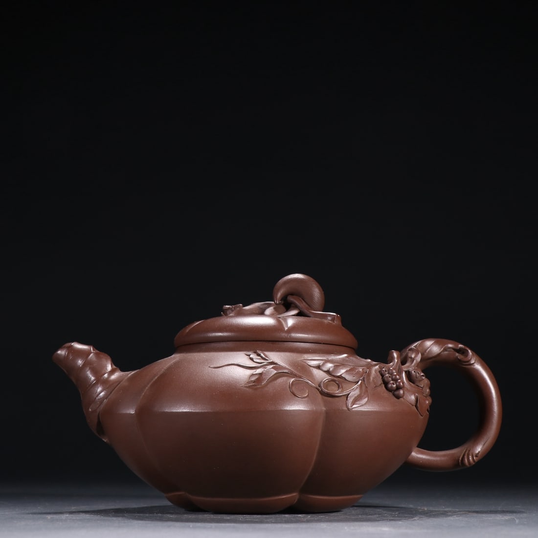 An Exquisite Purple Sands Grapes Pattern Teapot: An Exquisite Purple Sands Grapes Pattern Teapot Xie man lun Size:11cmx19cm (The Dimensions Of All Batches Are Manually Measured.If You Need More Detailed Information, Please Contact Our Customer