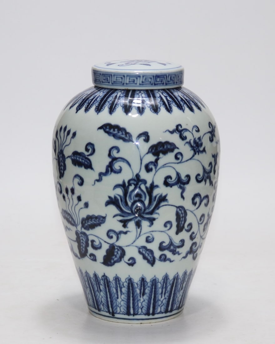 An Exquisite Blue and White Lotus Pattern Vase: An Exquisite Blue and White Lotus Pattern Vase Ming Dynasty, China Xuande Six-character Mark Size:25.5cmx7cm (The Dimensions Of All Batches Are Manually Measured.If You Need More Detailed