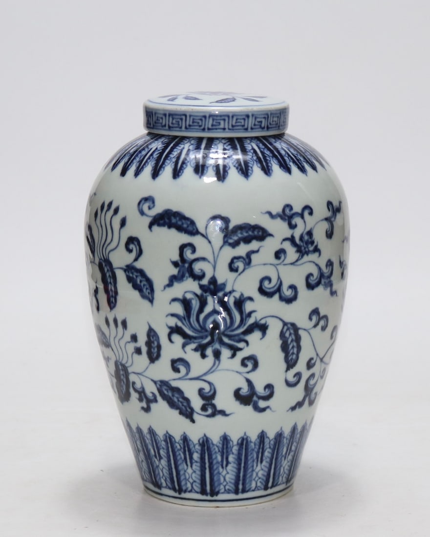 An Exquisite Blue and White Lotus Pattern Vase - 3
