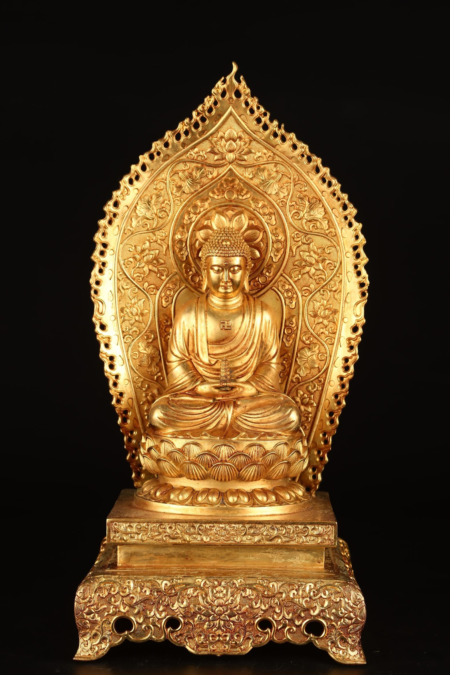An Exquisite Gilt Bronze Buddha Statue Ornament: An Exquisite Gilt Bronze Buddha Statue Ornament Qing Dynasty, China Size:34cmx15.5cm Weight:2195g (The Dimensions Of All Batches Are Manually Measured.If You Need More Detailed Information, Please