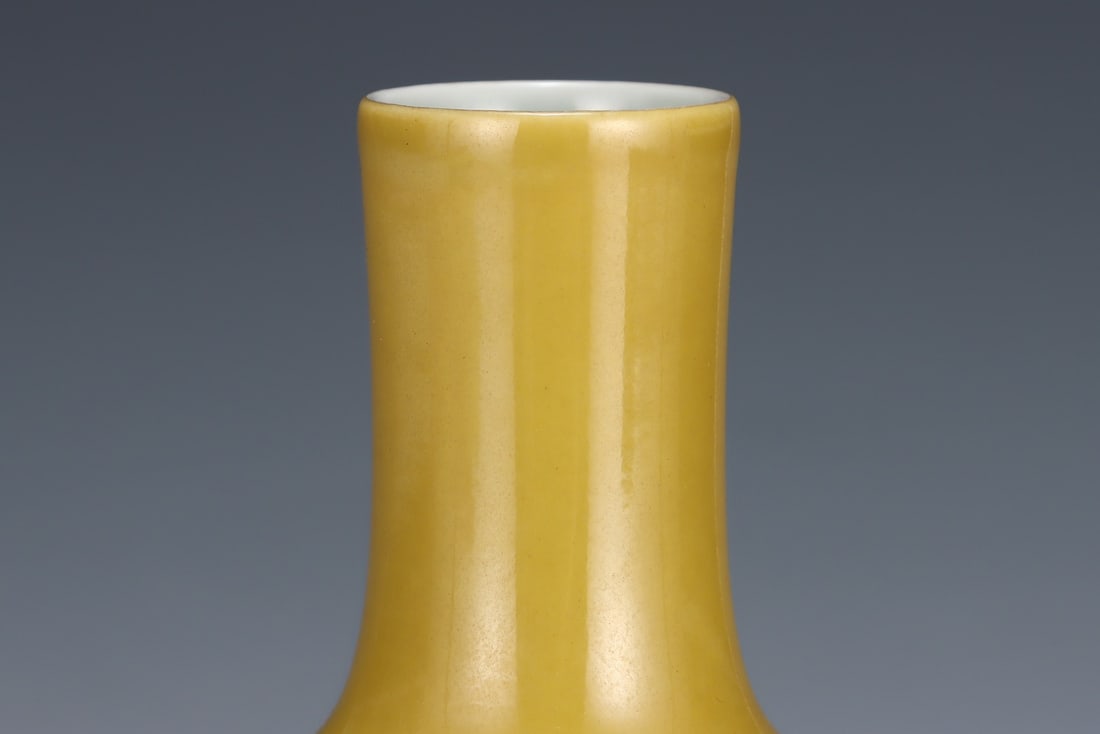 An Exquisite Yellow Glazed Vase - 4