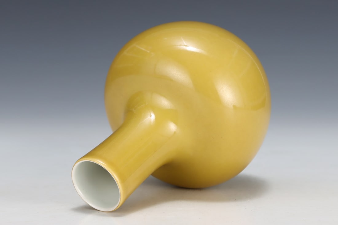 An Exquisite Yellow Glazed Vase - 7