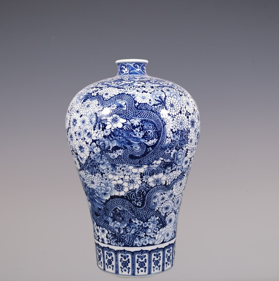 An Exquisite Blue and White Flower Pattern Dragon Pattern Vase: An Exquisite Blue and White Flower Pattern Dragon Pattern Vase Qing Dynasty, China Yongzheng Six-character Mark Size:41cmx27cm (The Dimensions Of All Batches Are Manually Measured.If You Need More