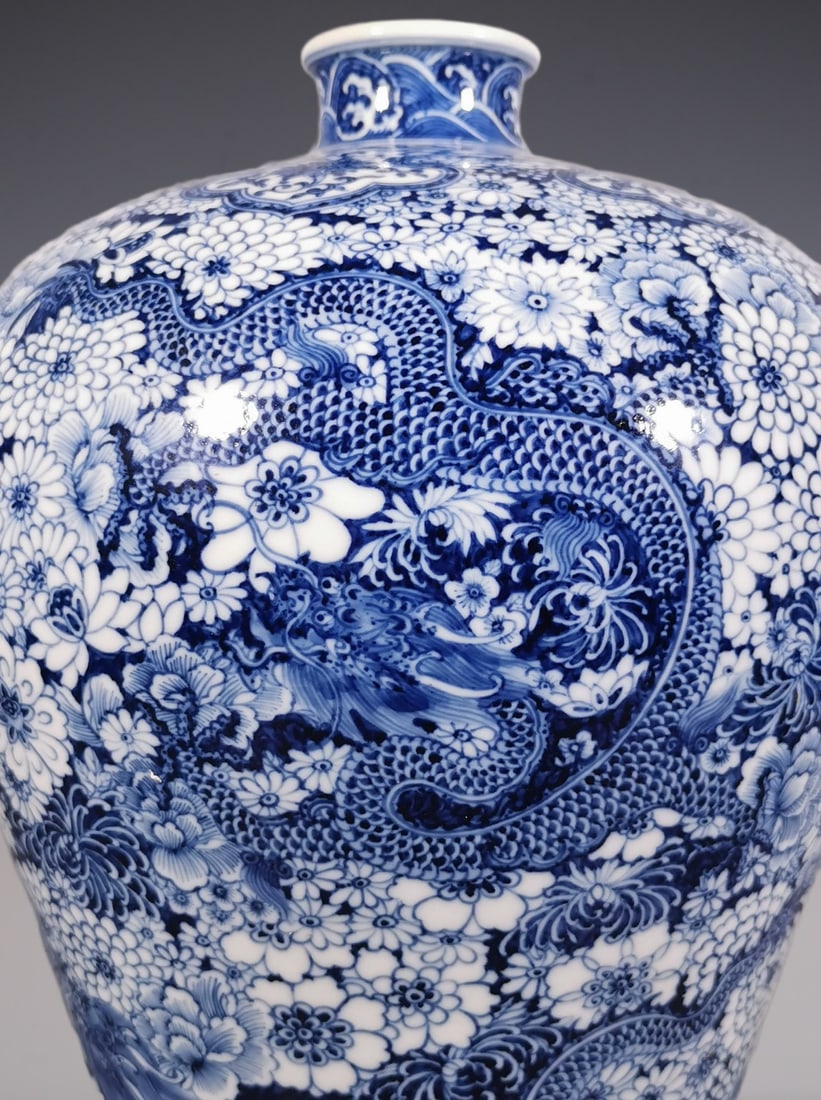 An Exquisite Blue and White Flower Pattern Dragon Pattern Vase - 2