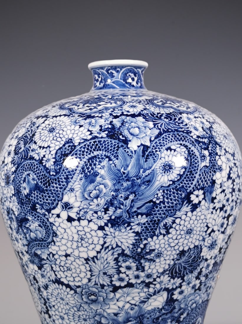 An Exquisite Blue and White Flower Pattern Dragon Pattern Vase - 3