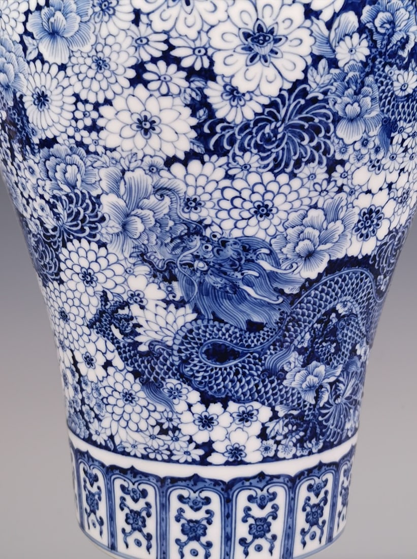 An Exquisite Blue and White Flower Pattern Dragon Pattern Vase - 6
