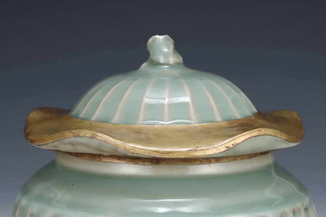 An Exquisite Longquan yao Jar - 5
