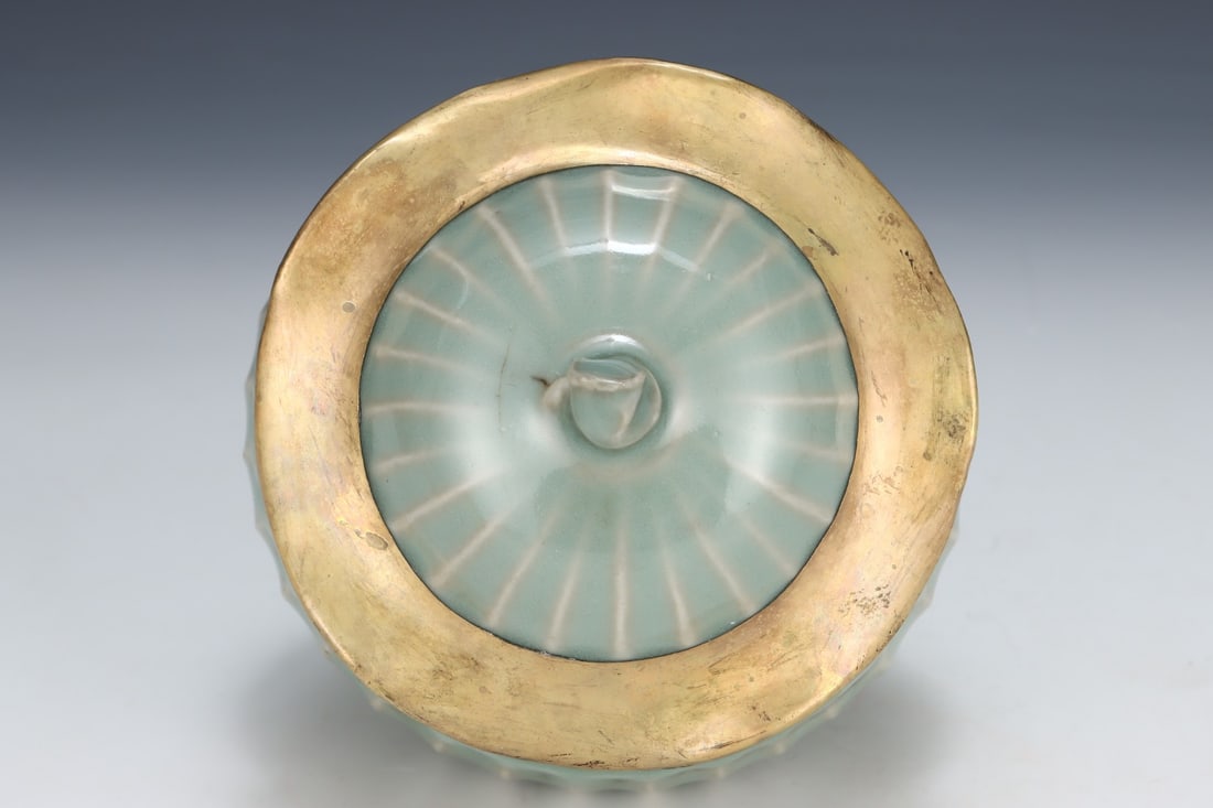 An Exquisite Longquan yao Jar - 7