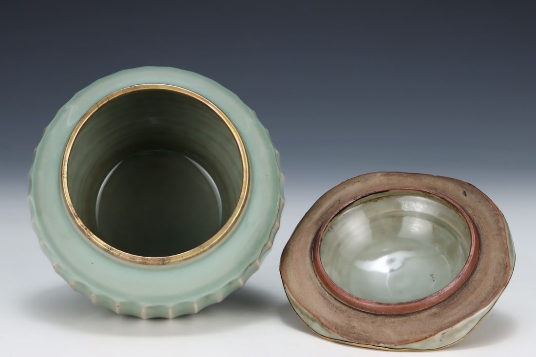 An Exquisite Longquan yao Jar - 8