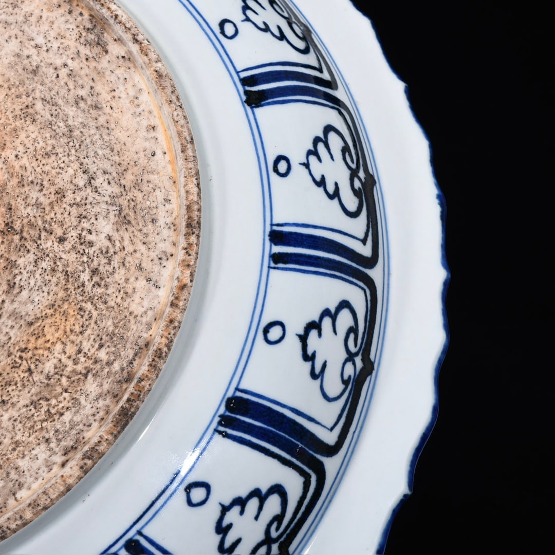 An Exquisite Blue and White Dragon Pattern Lotus Pattern Plate - 6