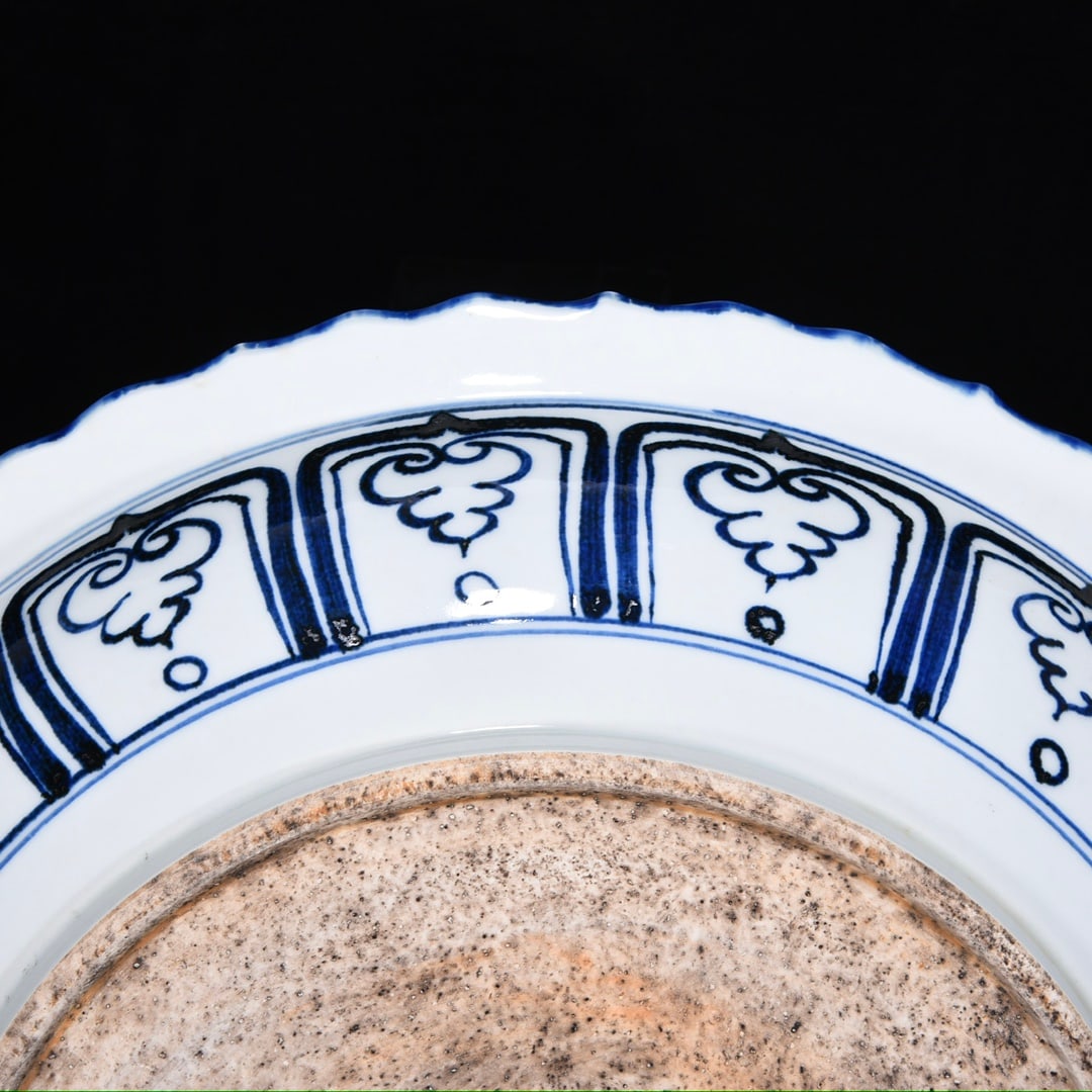 An Exquisite Blue and White Dragon Pattern Lotus Pattern Plate - 7