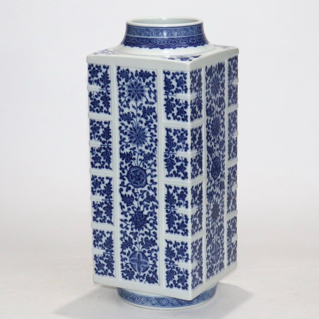 An Exquisite Blue and White Lotus Pattern Vase: An Exquisite Blue and White Lotus Pattern Vase Qing Dynasty, China Qianlong Six-character Mark Size:36cmx14.2cm (The Dimensions Of All Batches Are Manually Measured.If You Need More Detailed
