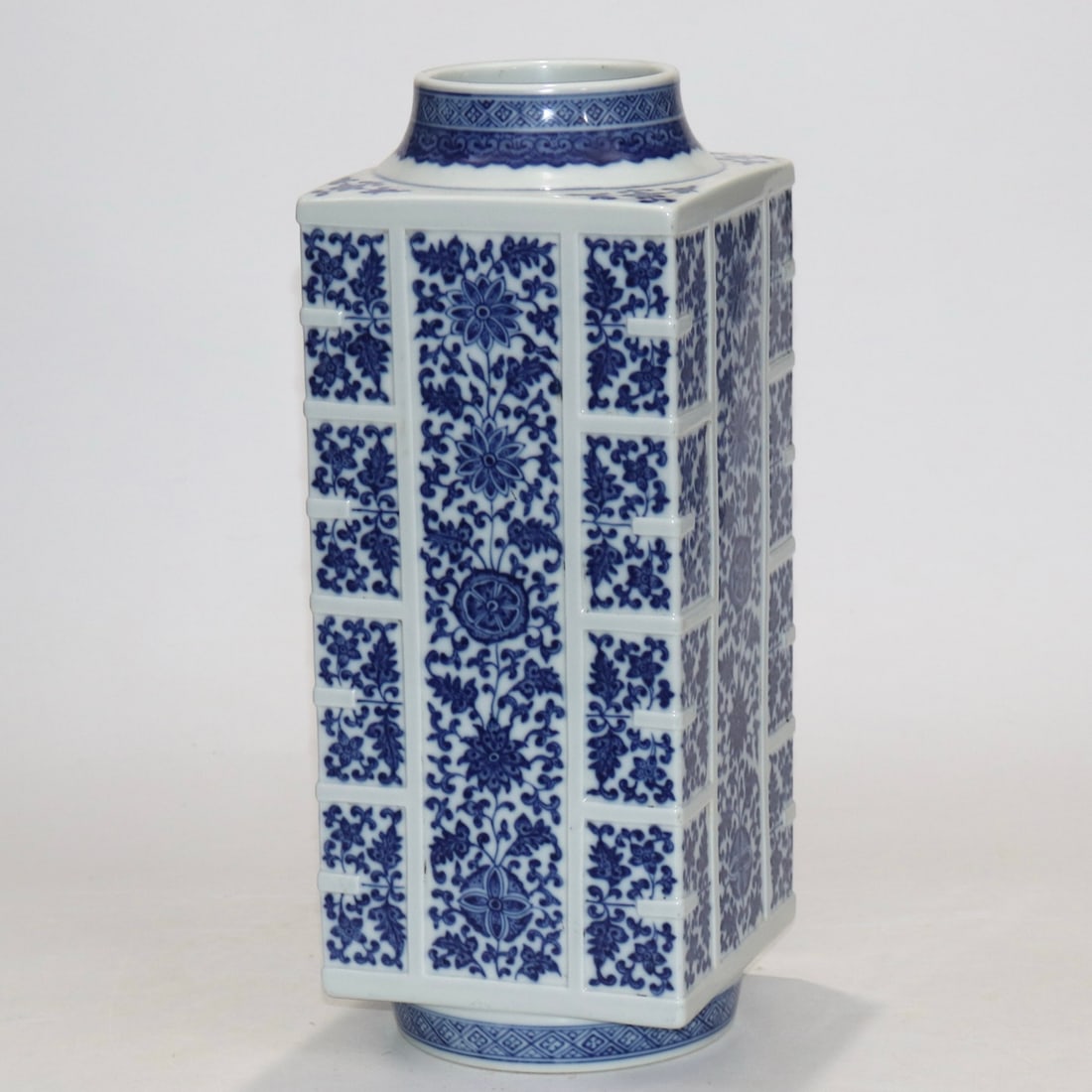 An Exquisite Blue and White Lotus Pattern Vase - 4