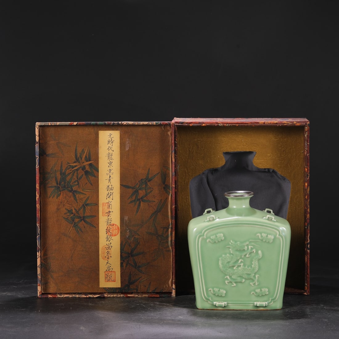 An Exquisite Longquan yao Celadon Glazed Dragon Pattern Vase: An Exquisite Longquan yao Celadon Glazed Dragon Pattern Vase Yuan Dynasty, China Size:24cmx21cm (The Dimensions Of All Batches Are Manually Measured.If You Need More Detailed Information, Please