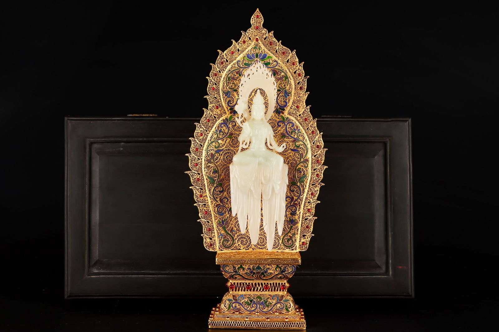 An Exquisite Gilt Bronze Inlaid White Jade Buddha Statue Ornament: An Exquisite Gilt Bronze Inlaid White Jade Buddha Statue Ornament Qing Dynasty, China Size:40.8cmx18.5cm Size:24.5cmx7.5cm Weight:1070g (The Dimensions Of All Batches Are Manually Measured.If You