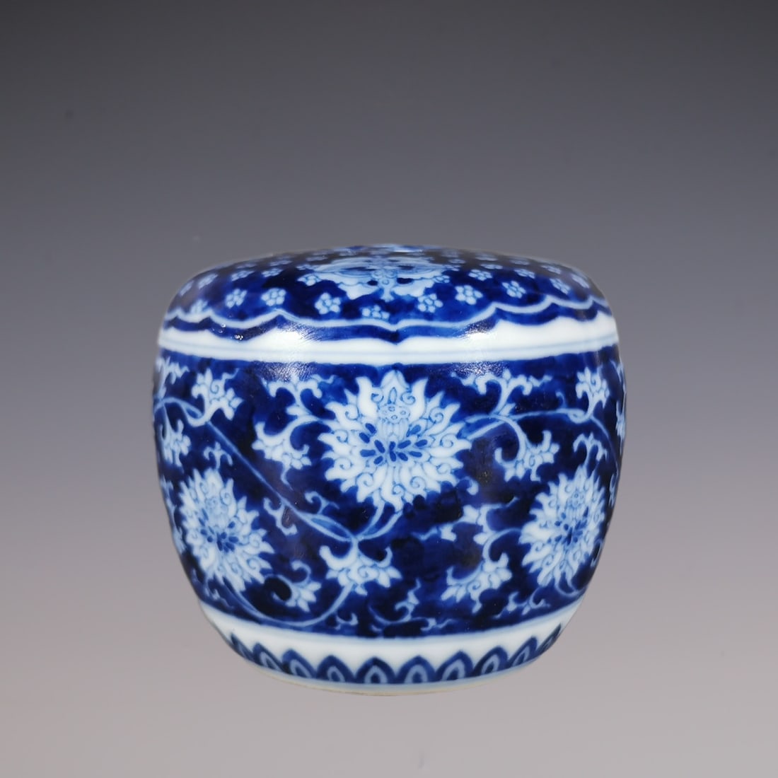 An Exquisite Blue and White Lotus Pattern Ornament: An Exquisite Blue and White Lotus Pattern Ornament Qing Dynasty, China Qianlong Six-character Mark Size:7.3cmx8.6cm (The Dimensions Of All Batches Are Manually Measured.If You Need More Detailed